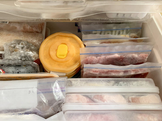 冷凍食品の味と安全を守るために知っておきたい、容器変形と破損の予防術